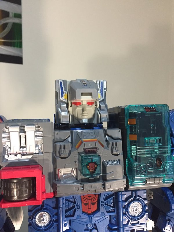 Generations Titans Return Titan Class Fortress Maximus In Hand Images  (10 of 10)